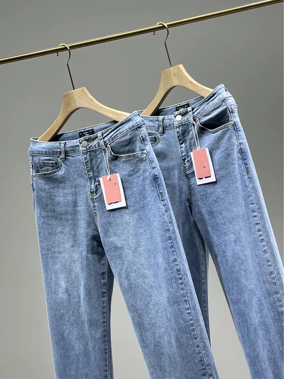 Jeans Rectos de Tiro Alto con Abertura Lateral para Damas