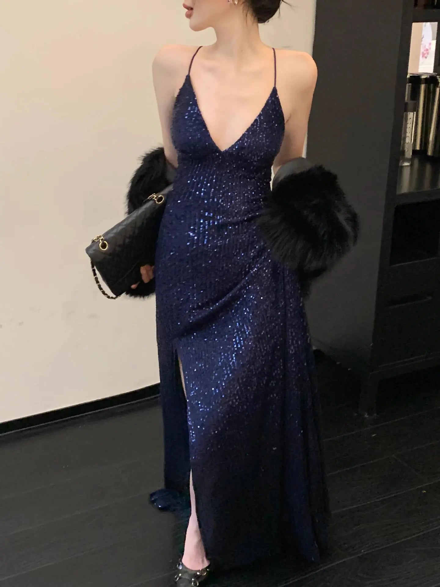 Maxi elegante con escote en V y lentejuelas