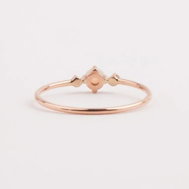 Anillo de Oro Rosa con Ópalo y Detalles de Diamante