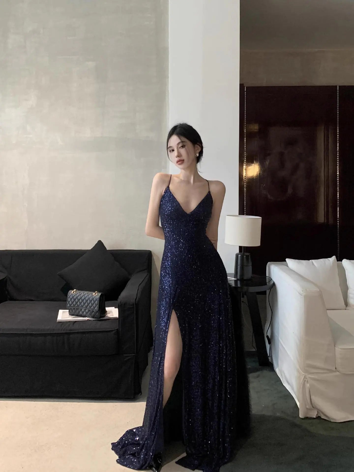 Maxi elegante con escote en V y lentejuelas
